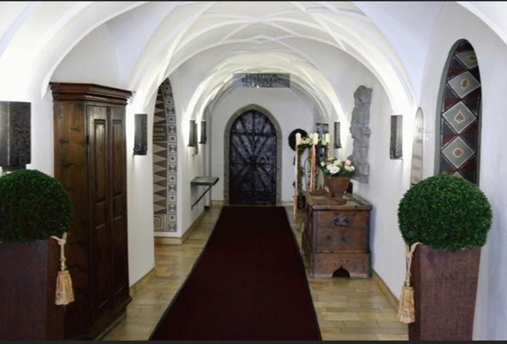 Schlosshotel Post Edelfreisitz Sprengenstein Imst Exterior foto