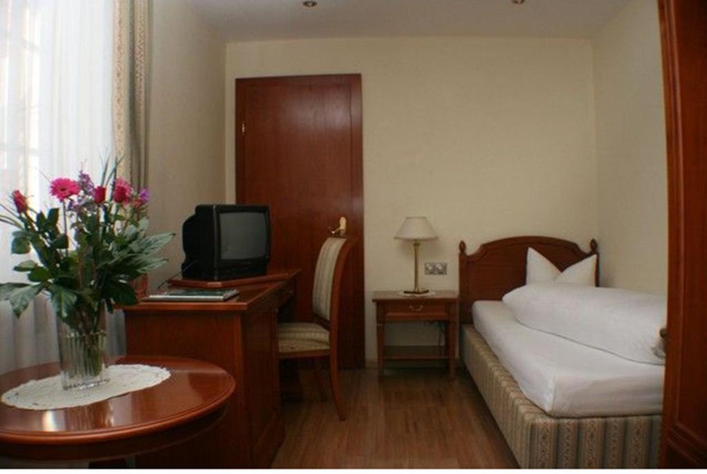 Schlosshotel Post Edelfreisitz Sprengenstein Imst Habitación foto